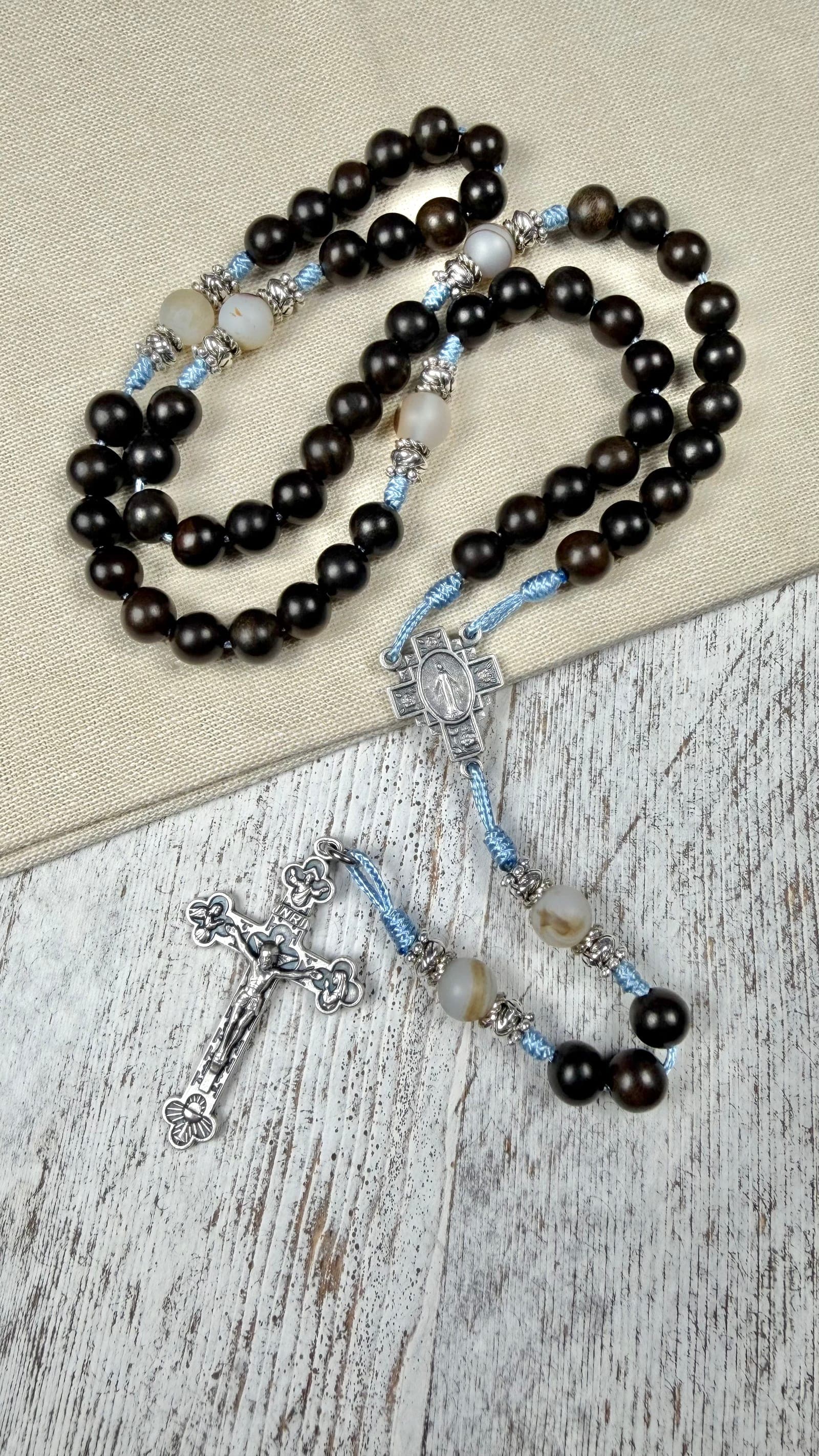Fragrant African Sandalwood & Marine Agate Rosary – Miraculous Medal image